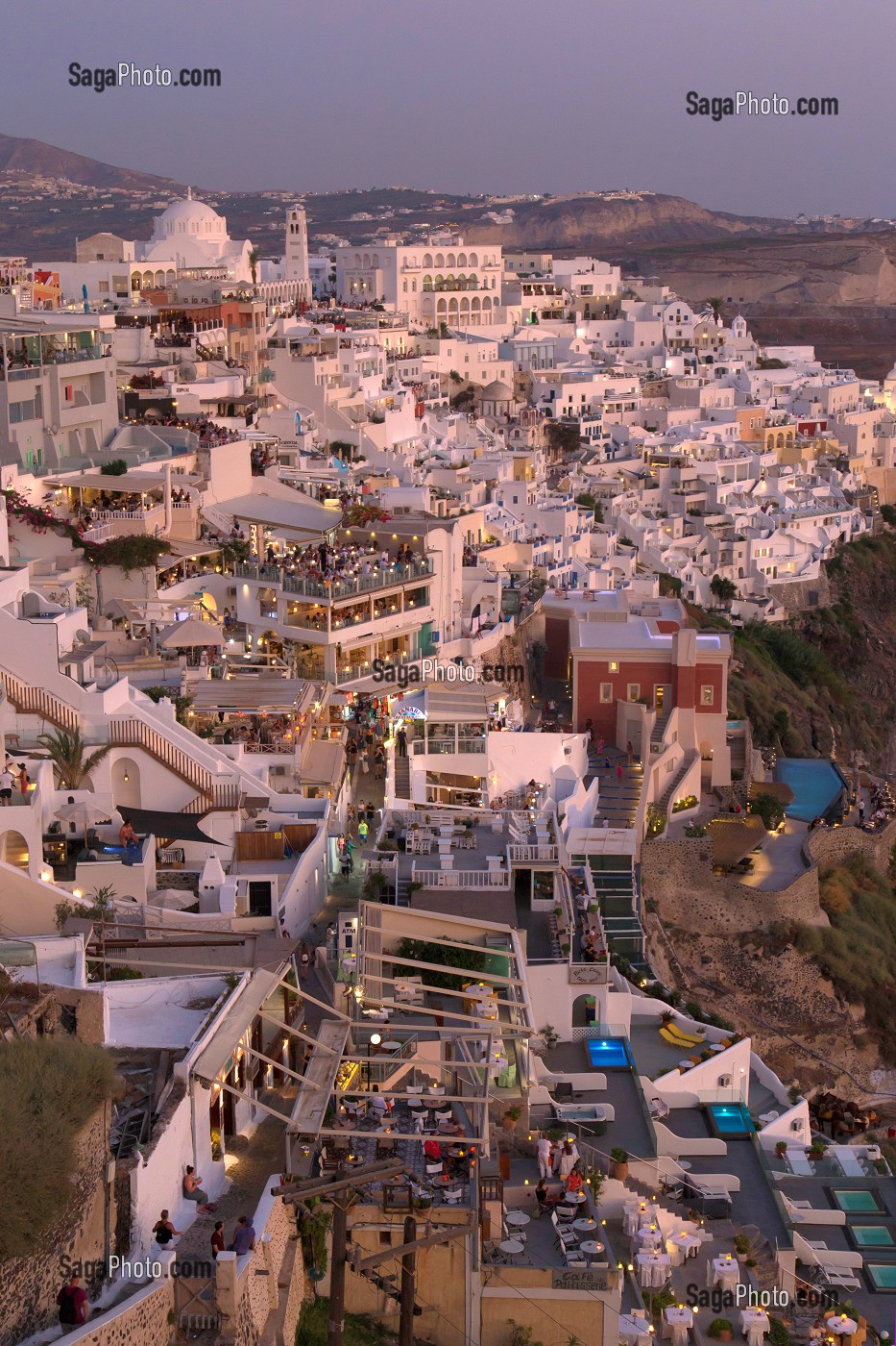 THIRA, LA CHAPELLE ORTHODOXE DOMINE LES HABITATIONS LUXUEUSES, SANTORIN, ILE GRECQUE, RANDONNEE TYPIQUE ET ROMANTIQUE, GRECE 