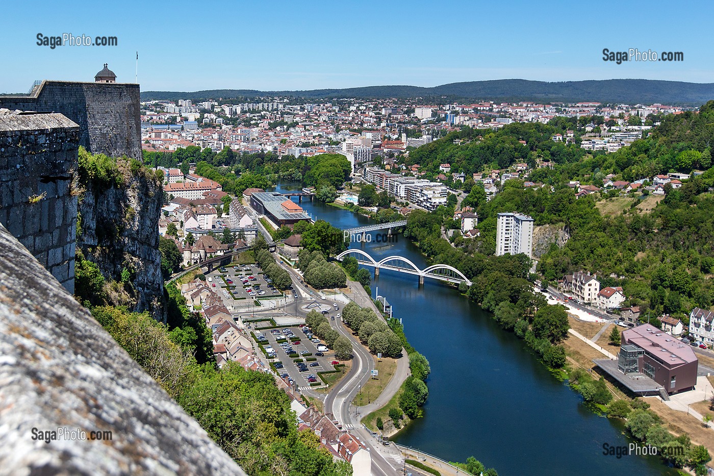 VUE DU HAUT DE LA CITADELLE DE BESANCON, PONT DU CHARDONNET, ROND POINT DE NEUFCHATEL, PROMENADE EN PLEIN AIR, BESANCON, (25) DOUBS, REGION BOURGOGNE-FRANCHE-COMTE, FRANCE 