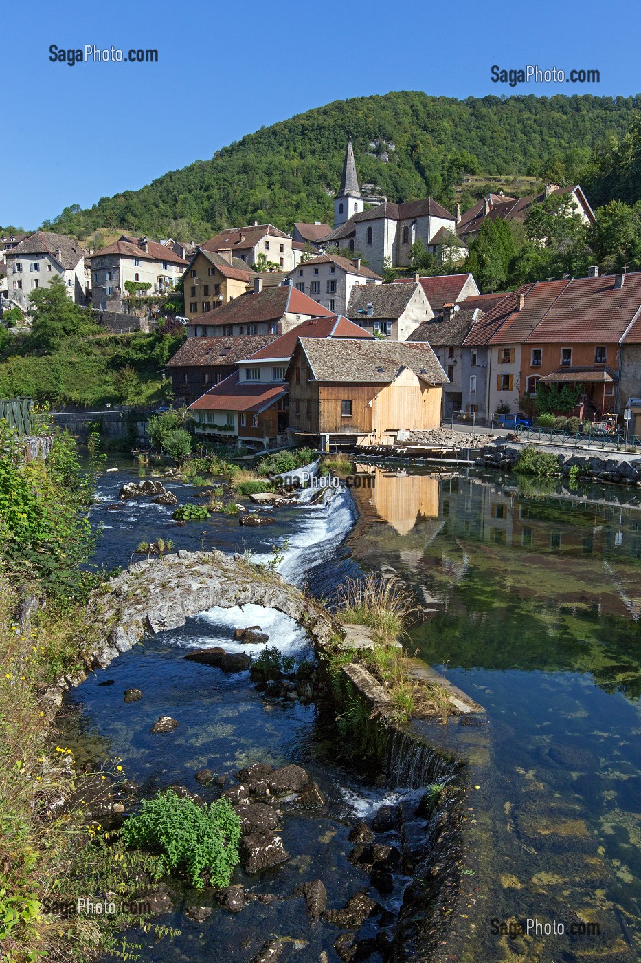 RIVIERE DU DOUBS DANS LE VILLAGE DE PONTARLIER, DOUBS, PROMENADE DE BESANCON A LA FRONTIERE SUISSE, (25) DOUBS, BOURGOGNE-FRANCHE-COMTE, FRANCE 