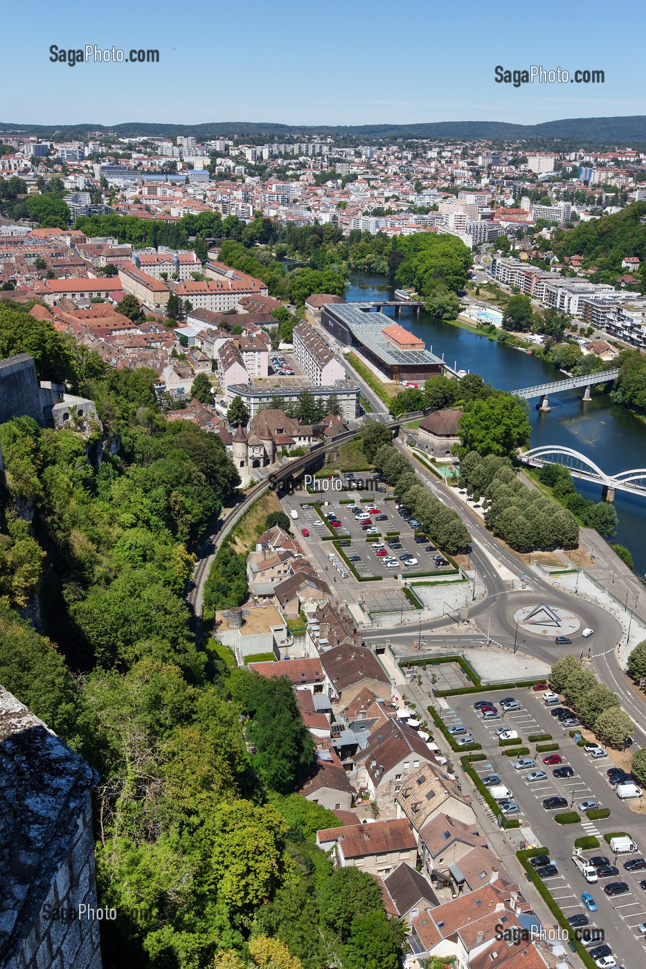 VUE DU HAUT DE LA CITADELLE DE BESANCON, PONT DU CHARDONNET, ROND POINT DE NEUFCHATEL, BESANCON, (25) DOUBS, REGION BOURGOGNE-FRANCHE-COMTE, FRANCE 