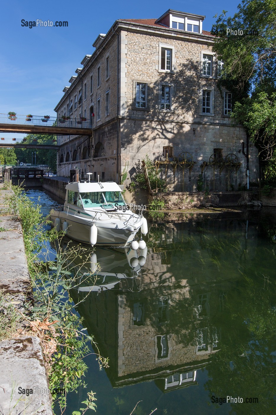 EMBARCADERE A BATEAUX SUR LE DOUBS, BESANCON, (25) DOUBS, REGION BOURGOGNE-FRANCHE-COMTE, FRANCE 