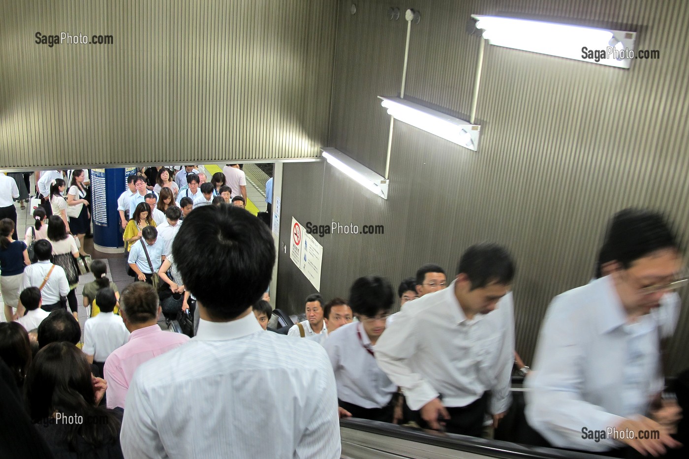SALARYMEN (EMPLOYES) PRESSES EMPRUNTANT LA FILE DE DROITE DES ESCALATORS DU METRO A L'HEURE DE POINTE, TOKYO, JAPON 