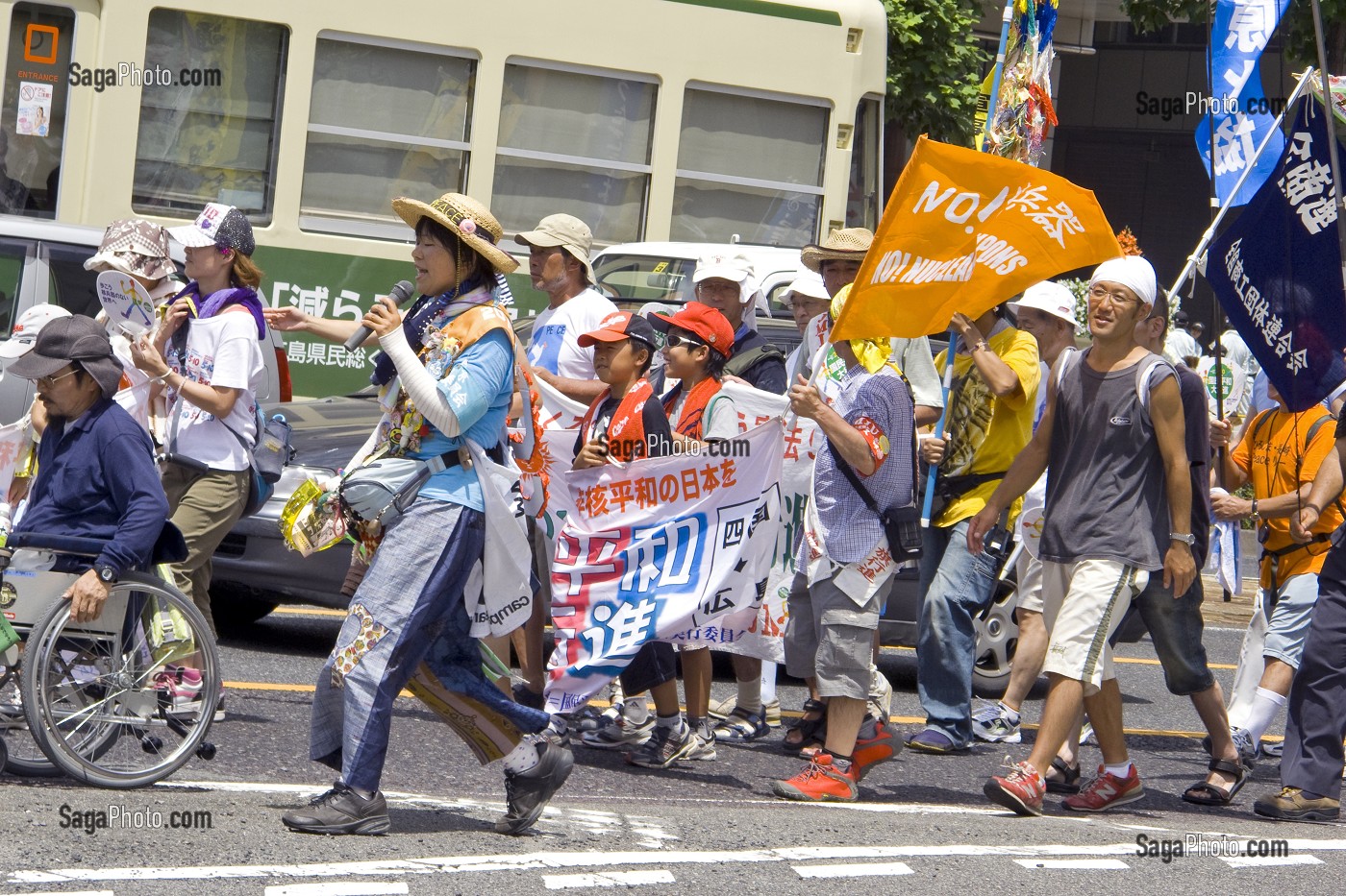 CORTEGE SILENCIEUX DE LA MANIFESTATION POUR LA PAIX A LA VEILLE DU 65 EME ANNIVERSAIRE DU BOMBARDEMENT, HIROSHIMA, JAPON 