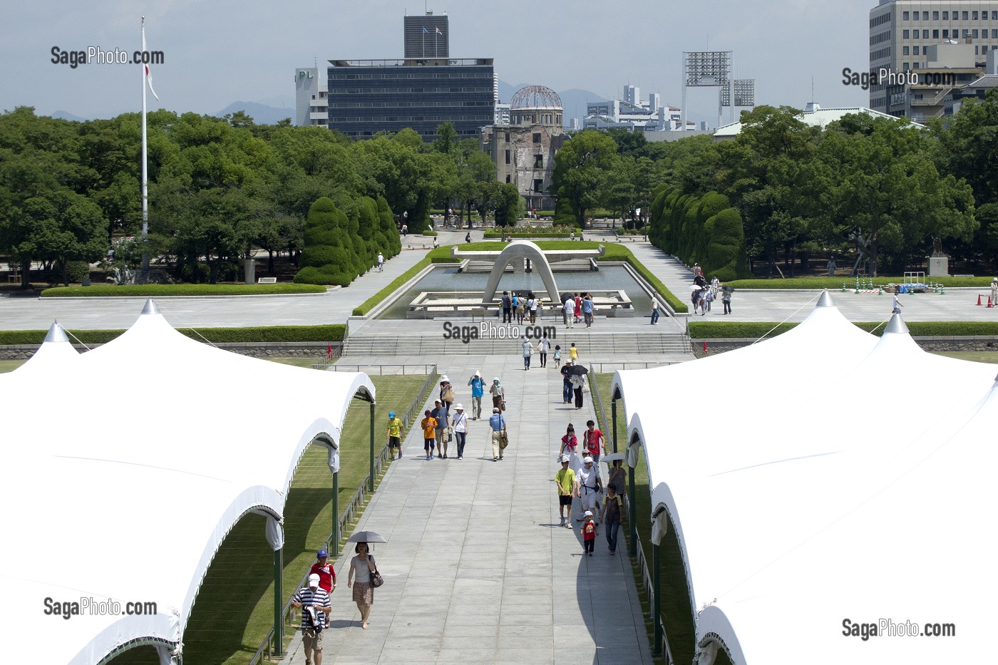 PARC DU MEMORIAL DE LA PAIX (WORLD HERITAGE PEACE MEMORIAL) AMENAGE EN MEMOIRE DU BOMBARDEMENT ET DE LA DESTRUCTION MASSIVE D'HIROSHIMA, AVEC LE DOME DE GENBAKU, HIROSHIMA, JAPON 