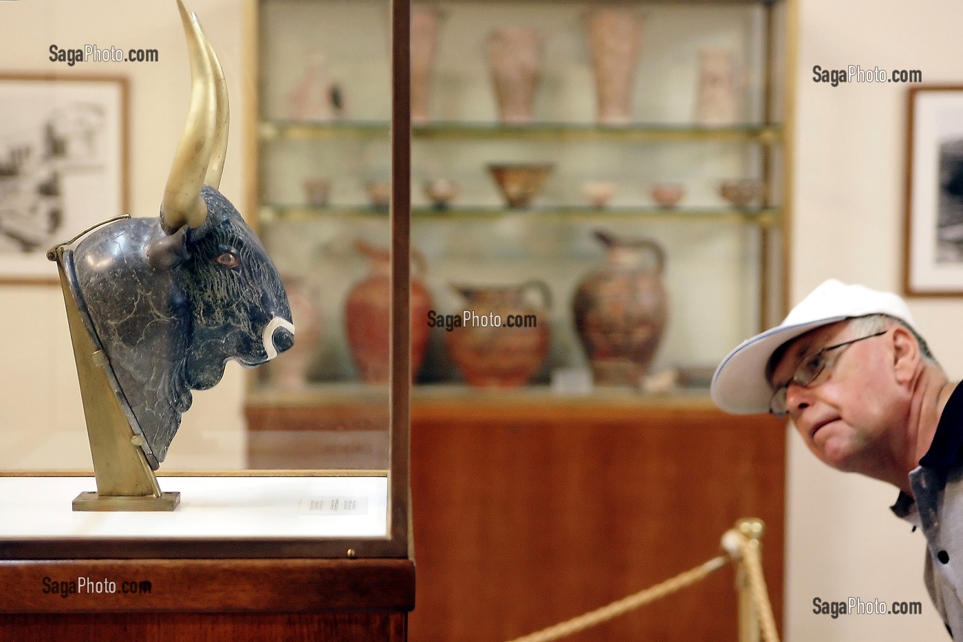 RHYTON EN TETE DE TAUREAU. DECOUVERT A KNOSOS, CE VASE A LIBATION DU XVI EME AV.JC EST TAILLE DANS UN BLOC DE STEATITE NOIRE, AVEC DES INCRUSTATIONS DE CRISTAL DE ROCHE POUR LE MUSEAU, CRETE, GRECE 