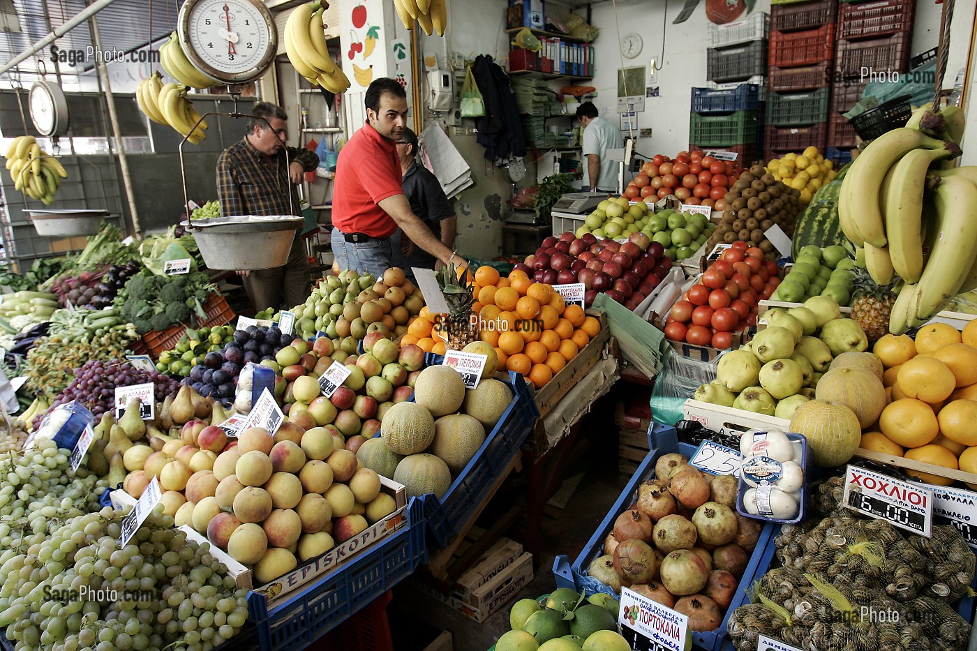 TOURISTES FAISANT LEUR MARCHE AUX LEGUMES, CRETE, GRECE 