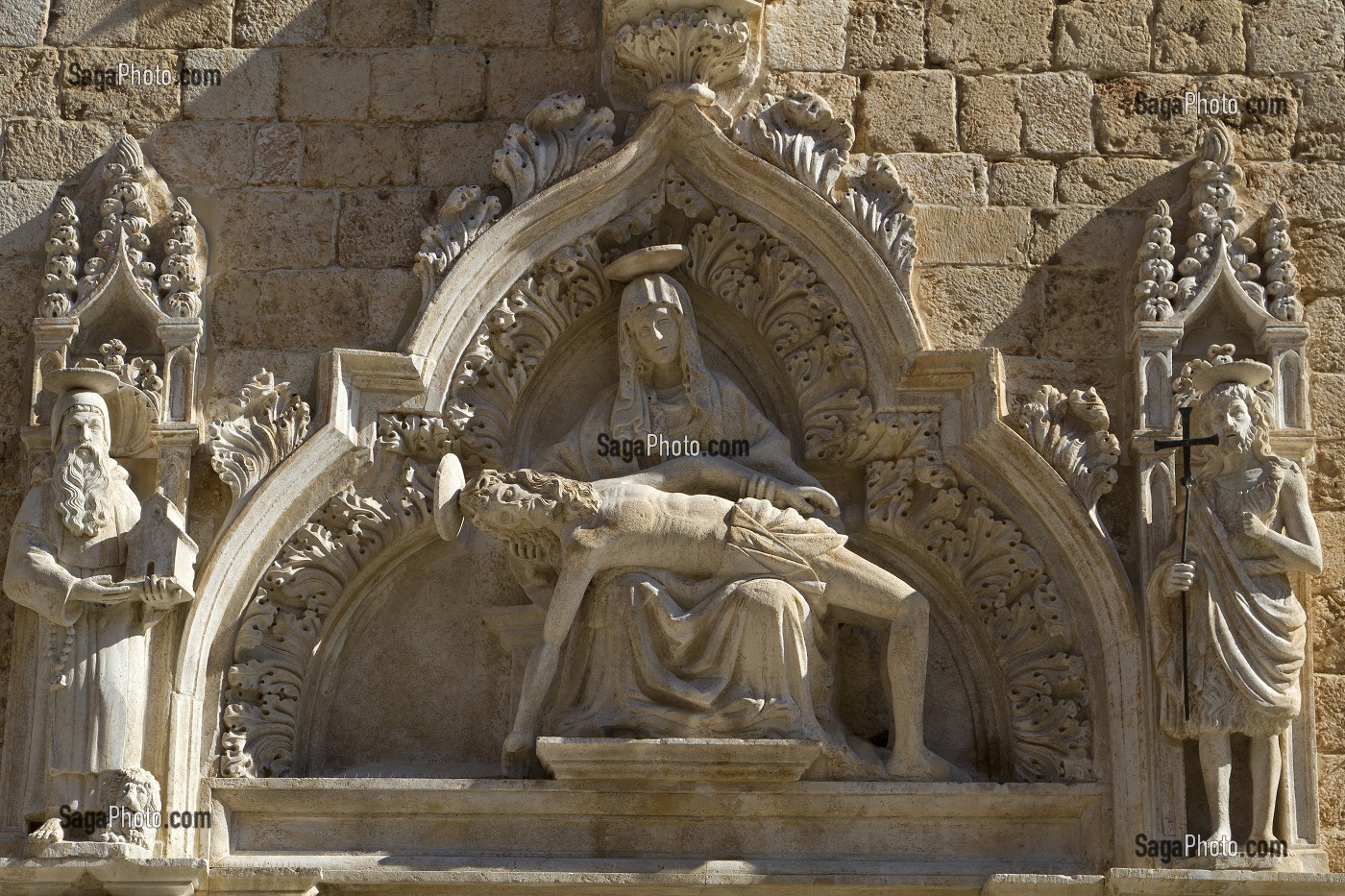 PIETA ENTOUREE DE SAINT JEROME ET SAINT JEAN-BAPTISTE, HAUT-RELIEF DU XVEME SIECLE, PORTAIL DU MONASTERE FRANCISCAIN, STRADUN, DUBROVNIK, DALMATIE, CROATIE, EUROPE 