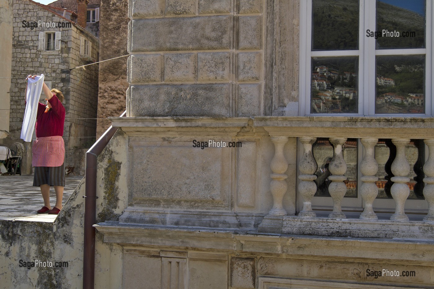 FEMME ETENDANT SON LINGE DANS LA VIEILLE VILLE, DUBROVNIK, DALMATIE, CROATIE, EUROPE 