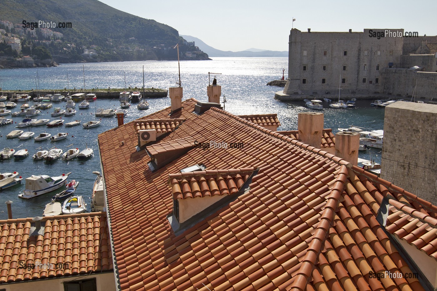 TOITS EN TUILES ROUGES DOMINANT LE VIEUX PORT ET LES REMPARTS, DEPUIS LE CHEMIN DE RONDE, DUBROVNIK, DALMATIE, CROATIE, EUROPE 