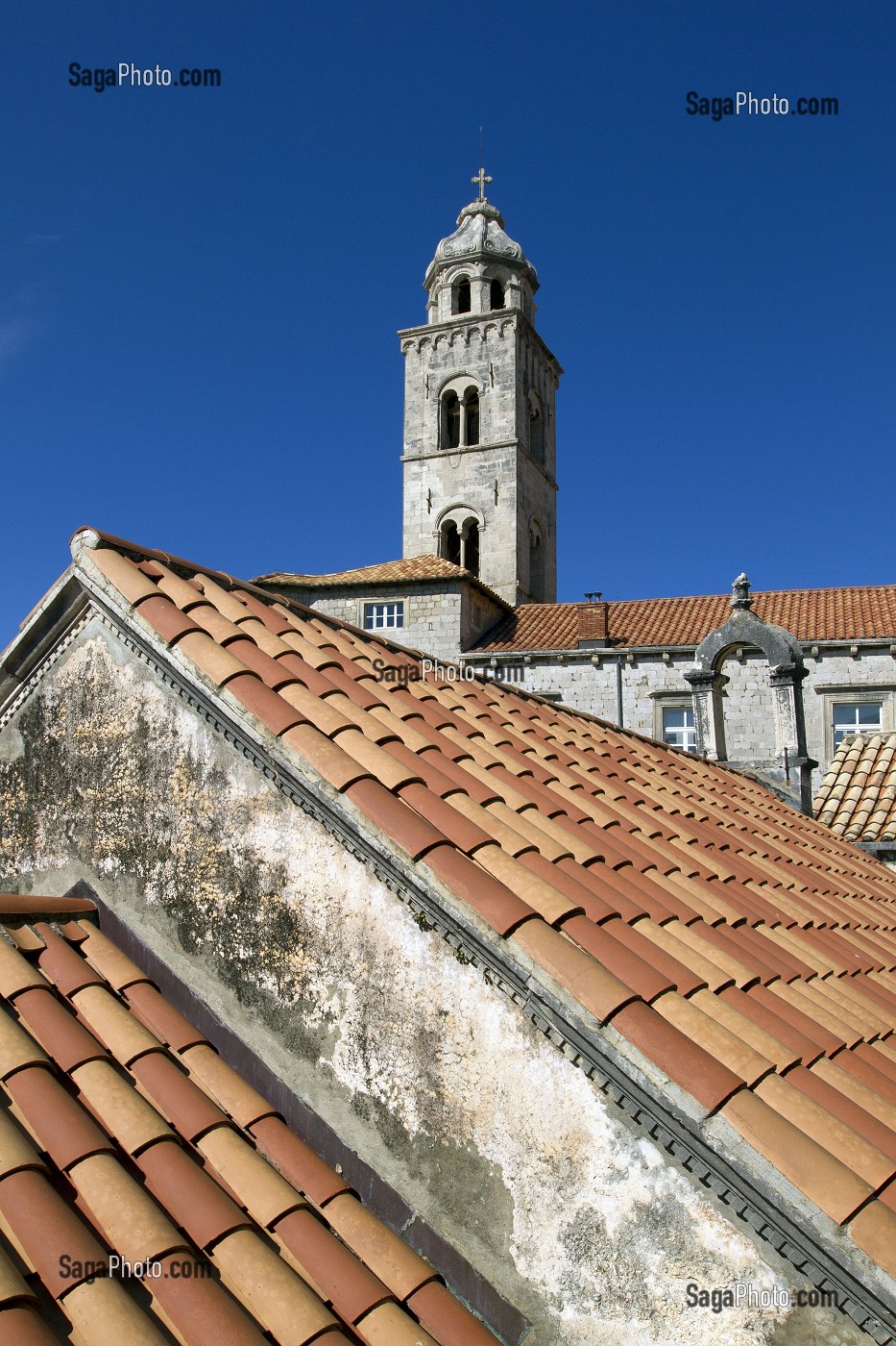 TOITS EN TUILES ROUGES ET CLOCHER DU MONASTERE DOMINICAIN, DUBROVNIK, CROATIE 