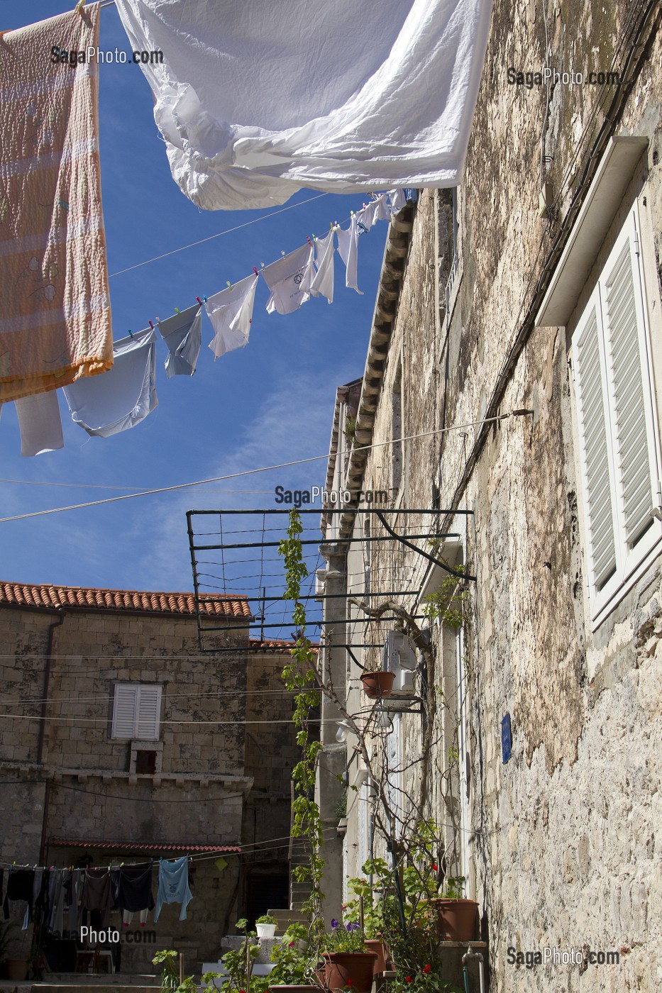 LINGE A SECHER ENTRE LES IMMEUBLES DE LA VIELLE VILLE, DUBROVNIK, DALMATIE, CROATIE, EUROPE 