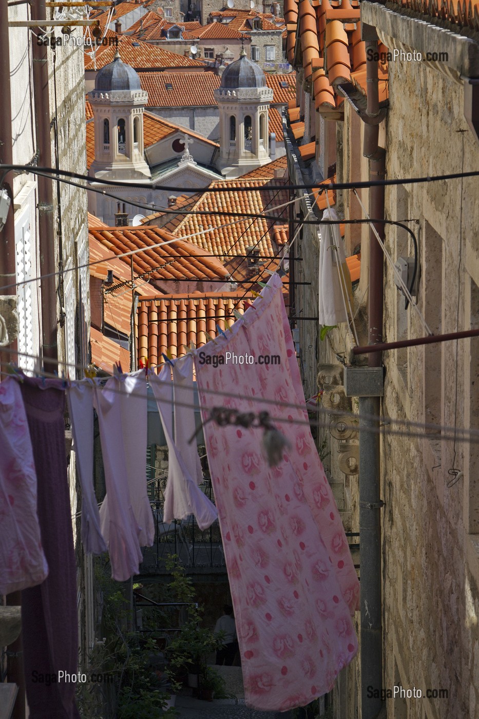 LINGE A SECHER ENTRE LES IMMEUBLES DE LA VIELLE VILLE, DUBROVNIK, CROATIE 