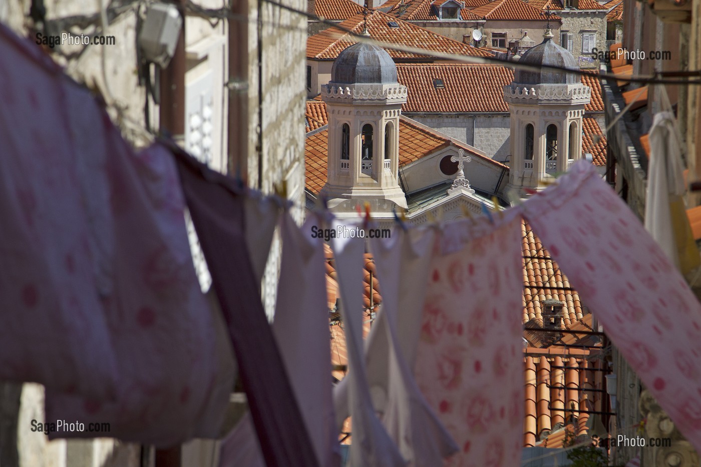LINGE A SECHER ENTRE LES IMMEUBLES DE LA VIELLE VILLE, DEPUIS LE CHEMIN DE RONDE, DUBROVNIK, DALMATIE, CROATIE, EUROPE 