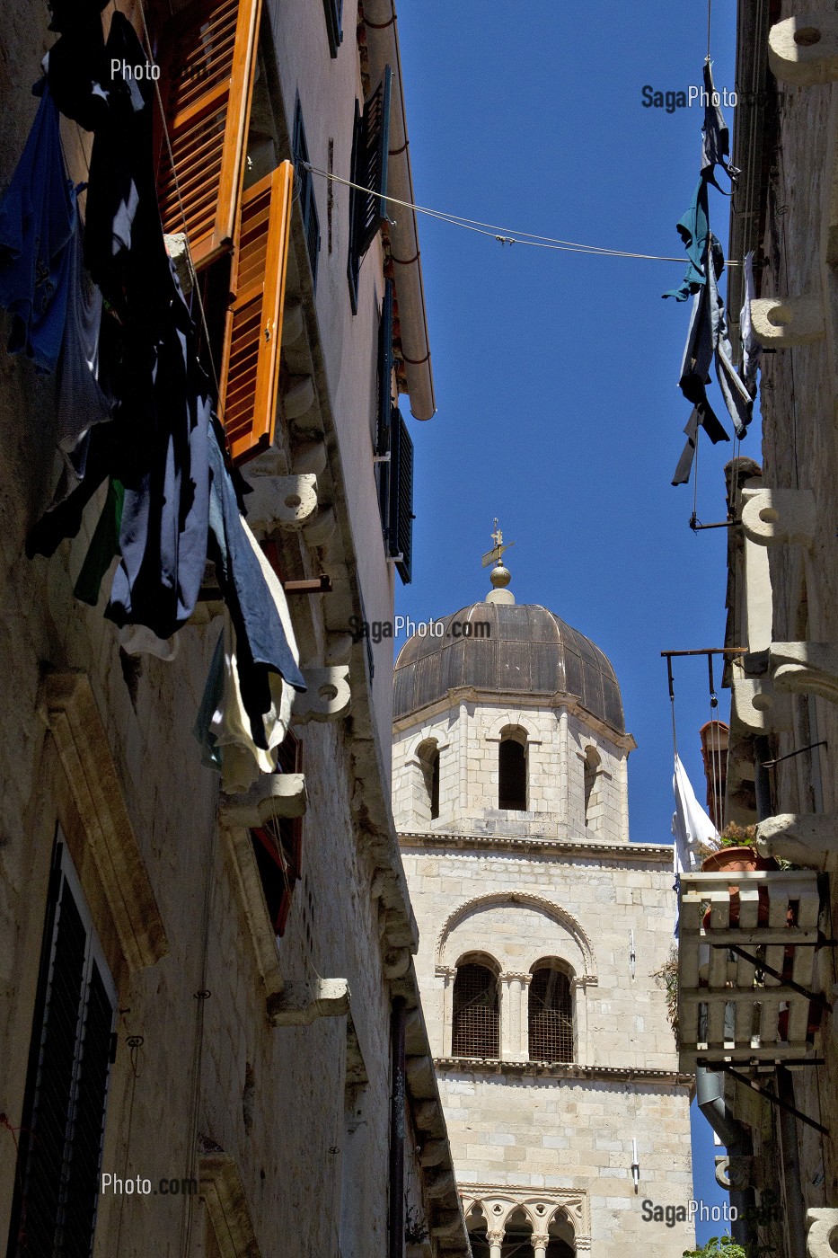 LINGE A SECHER ENTRE LES MAISONS DE LA VIELLE VILLE, DUBROVNIK, DALMATIE, CROATIE, EUROPE 