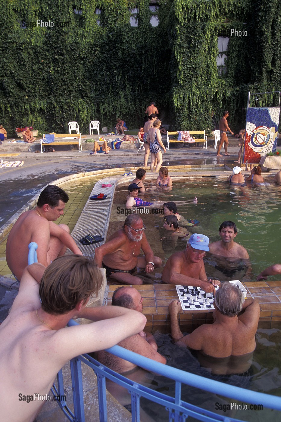 BAIGNEURS JOUANT AUX ECHECS DANS LES BAINS THERMAUX DE SZECHENYI, BUDAPEST, HONGRIE 