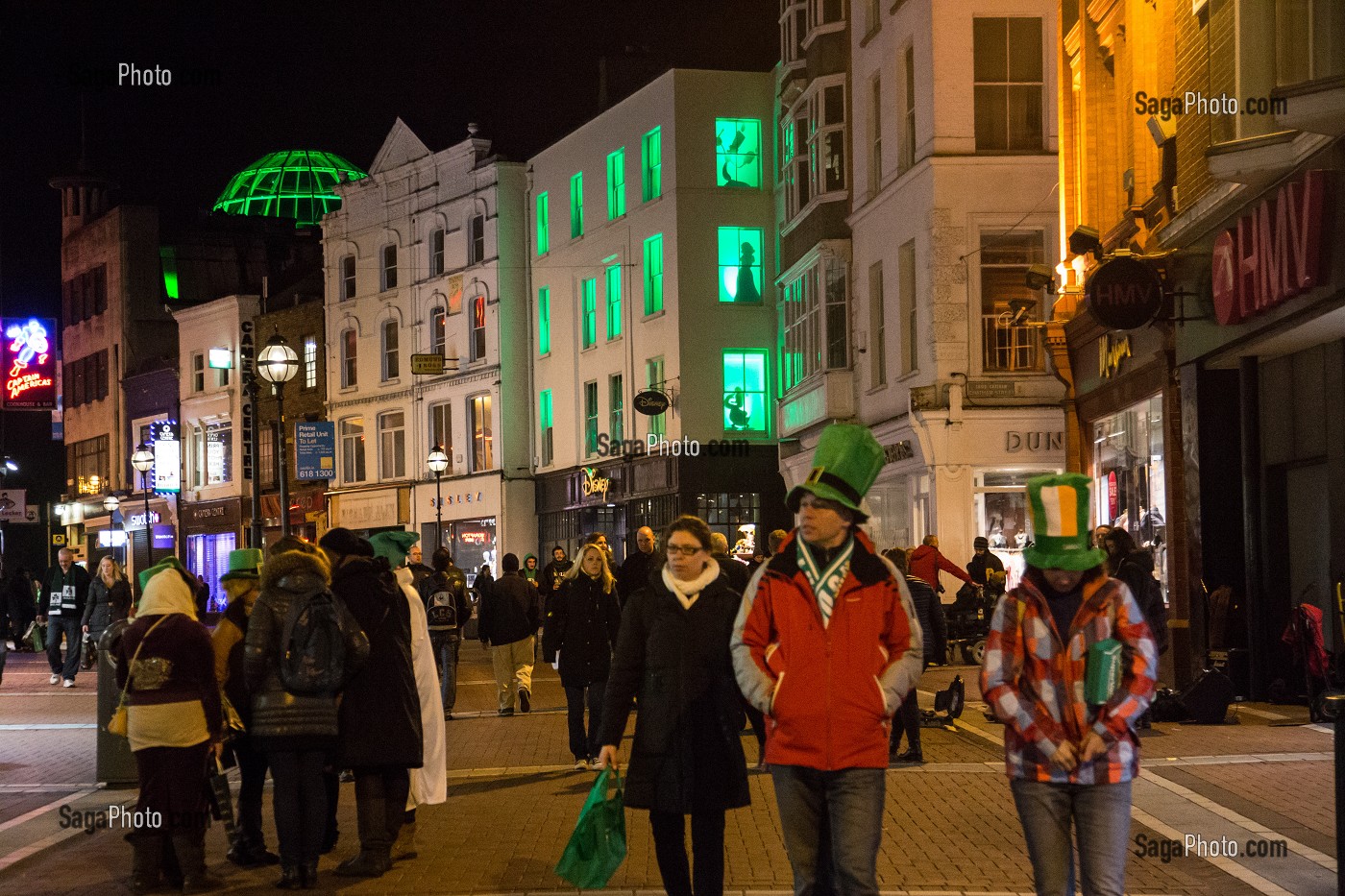 AMBIANCE DE NUIT DANS LA RUE COMMERCANTE DE GRAFTON STREET, DUBLIN, IRLANDE 