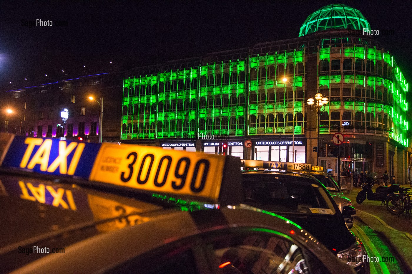 TAXI DE NUIT DEVANT LE CENTRE COMMERCIAL DE SAINT STEPHEN'S GREEN, DUBLIN, IRLANDE 