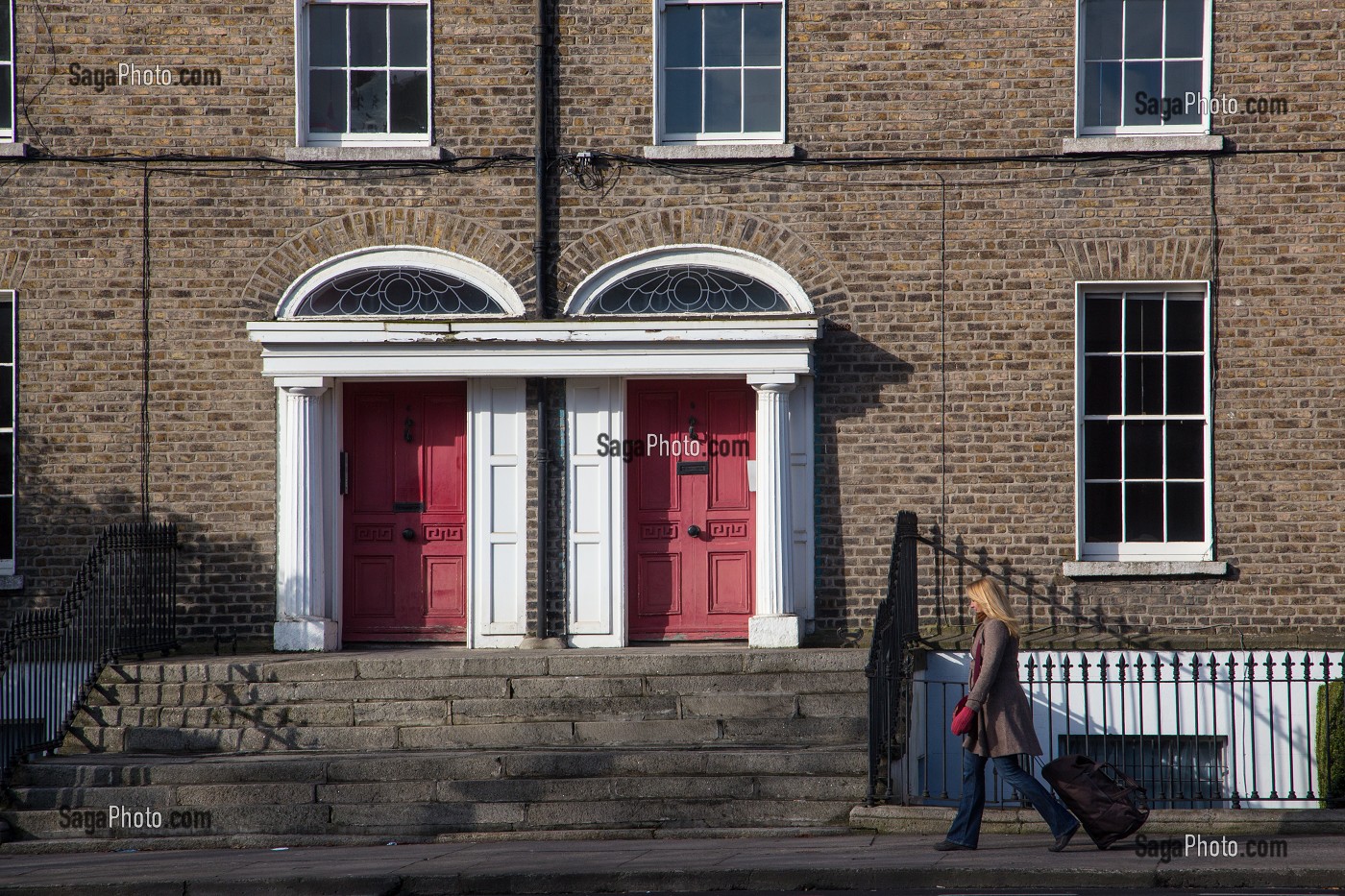 PORTE COLOREE ET FACADE TYPIQUE DES MAISONS IRLANDAISES SUR LESSON STREET UPPER, DUBLIN, IRLANDE 