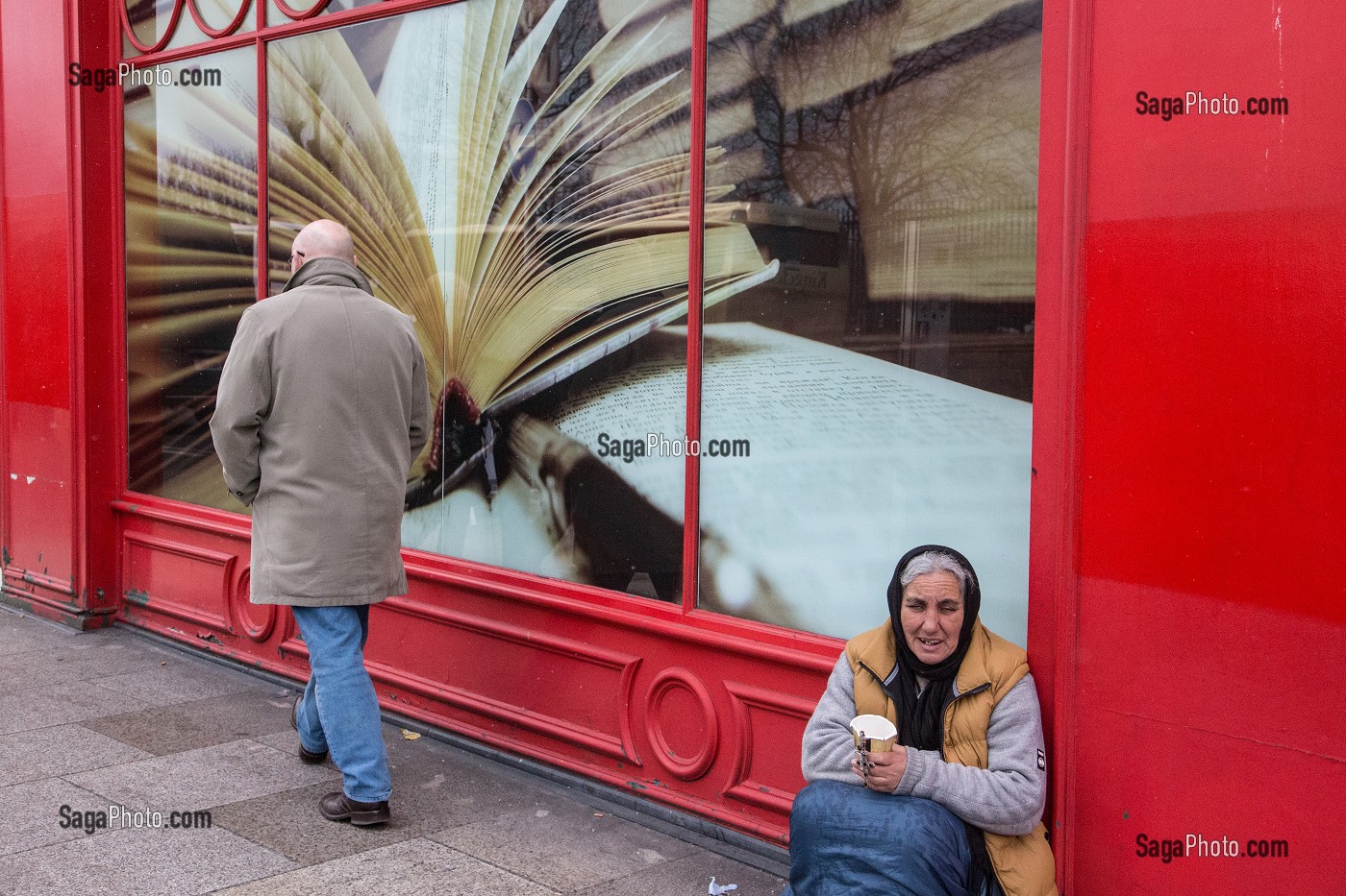 MENDIANTE DEVANT UNE LIBRAIRIE EN FACE DU TRINITY COLLEGE, NASSAU STREET, DUBLIN, IRLANDE 