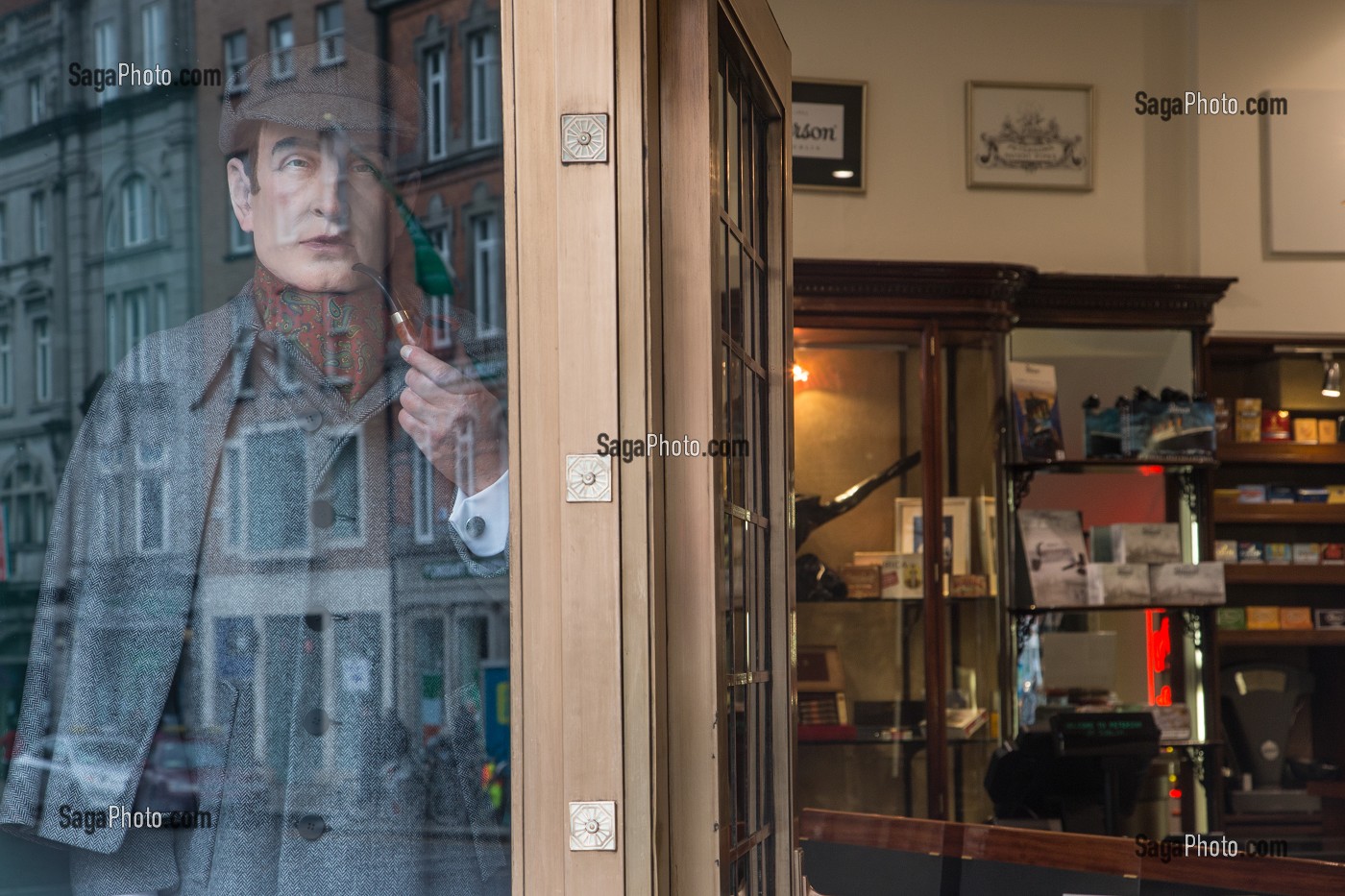 SHERLOCK HOLMES AVEC SA PIPE EN DEVANTURE D'UNE BOUTIQUE DE CIGARES SUR NASSAU STREET, DUBLIN, IRLANDE 