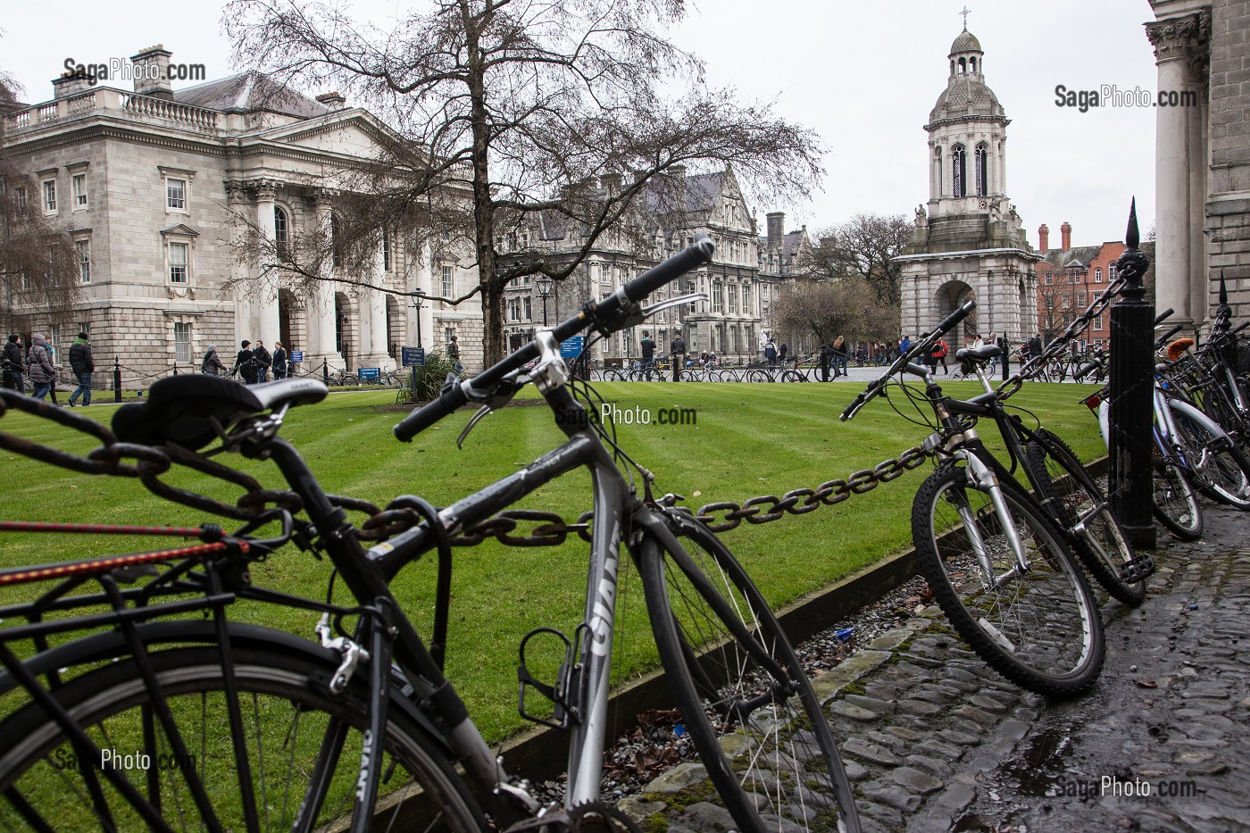 VELOS DEVANT LE PARLIAMENT SQUARE, TRINITY COLLEGE, LA PLUS ANCIENNE UNIVERSITE D’IRLANDE, GRAFTON STREET, DUBLIN, IRLANDE 