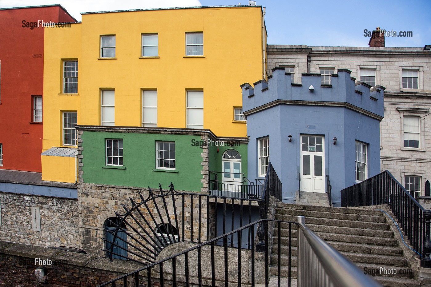 FACADES COLOREES DU CHATEAU DE DUBLIN, DUBLIN CASTLE, DUBLIN, IRLANDE 