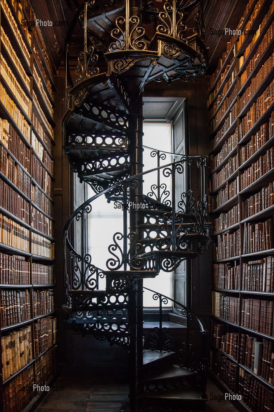 ESCALIER EN COLIMACON DE L'ANCIENNE BIBLIOTHEQUE DU TRINITY COLLEGE, NASSAU STREET, DUBLIN, IRLANDE 