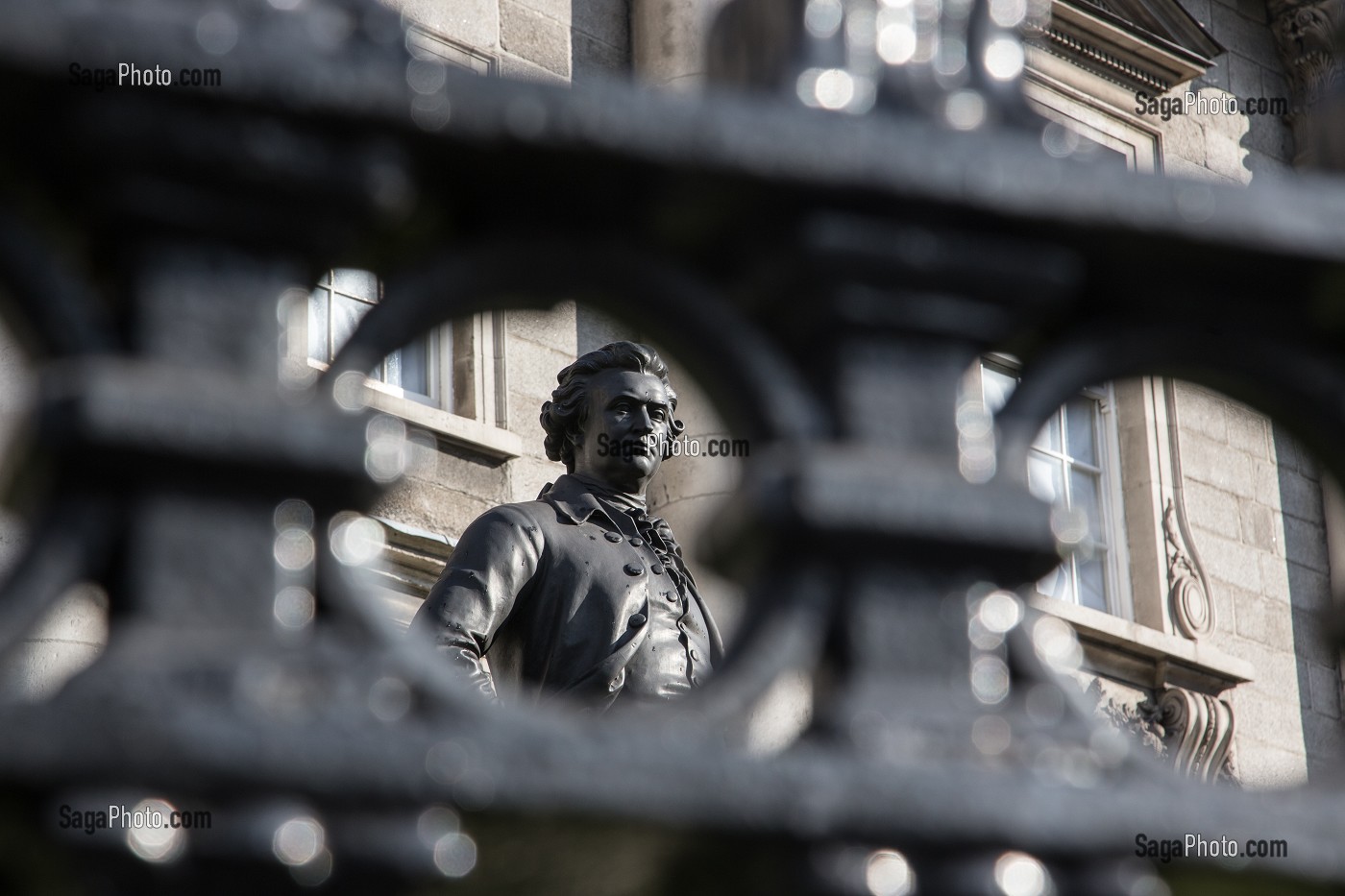 PORTRAIT DE EDMUND BURKE DEVANT LE TRINITY COLLEGE, COLLEGE STREET, DUBLIN, IRLANDE 