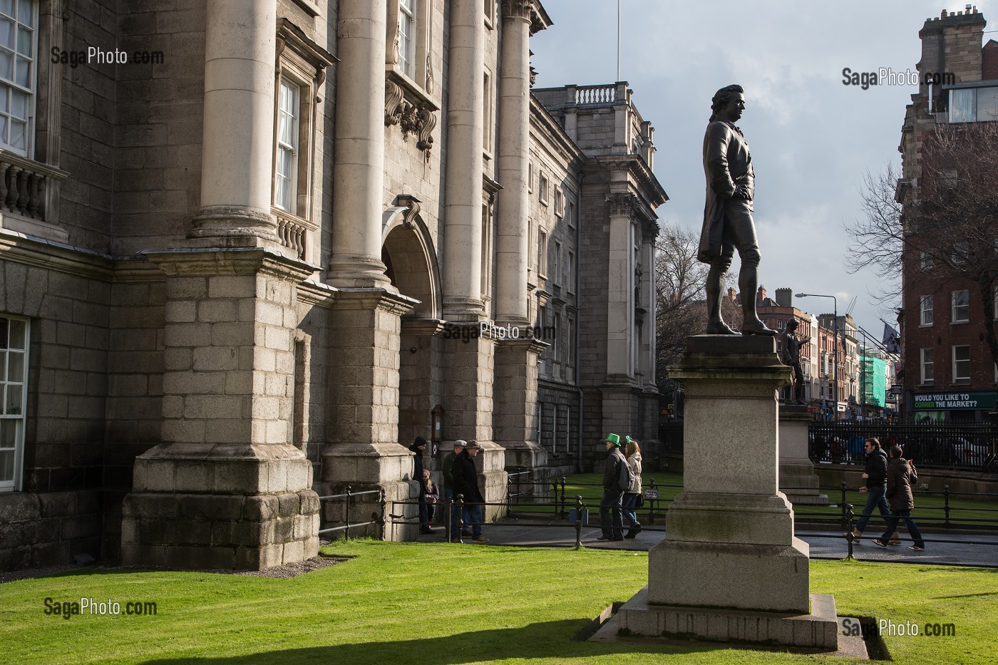 STATUE DE EDMUND BURKE DEVANT LE TRINITY COLLEGE, COLLEGE STREET, DUBLIN, IRLANDE 