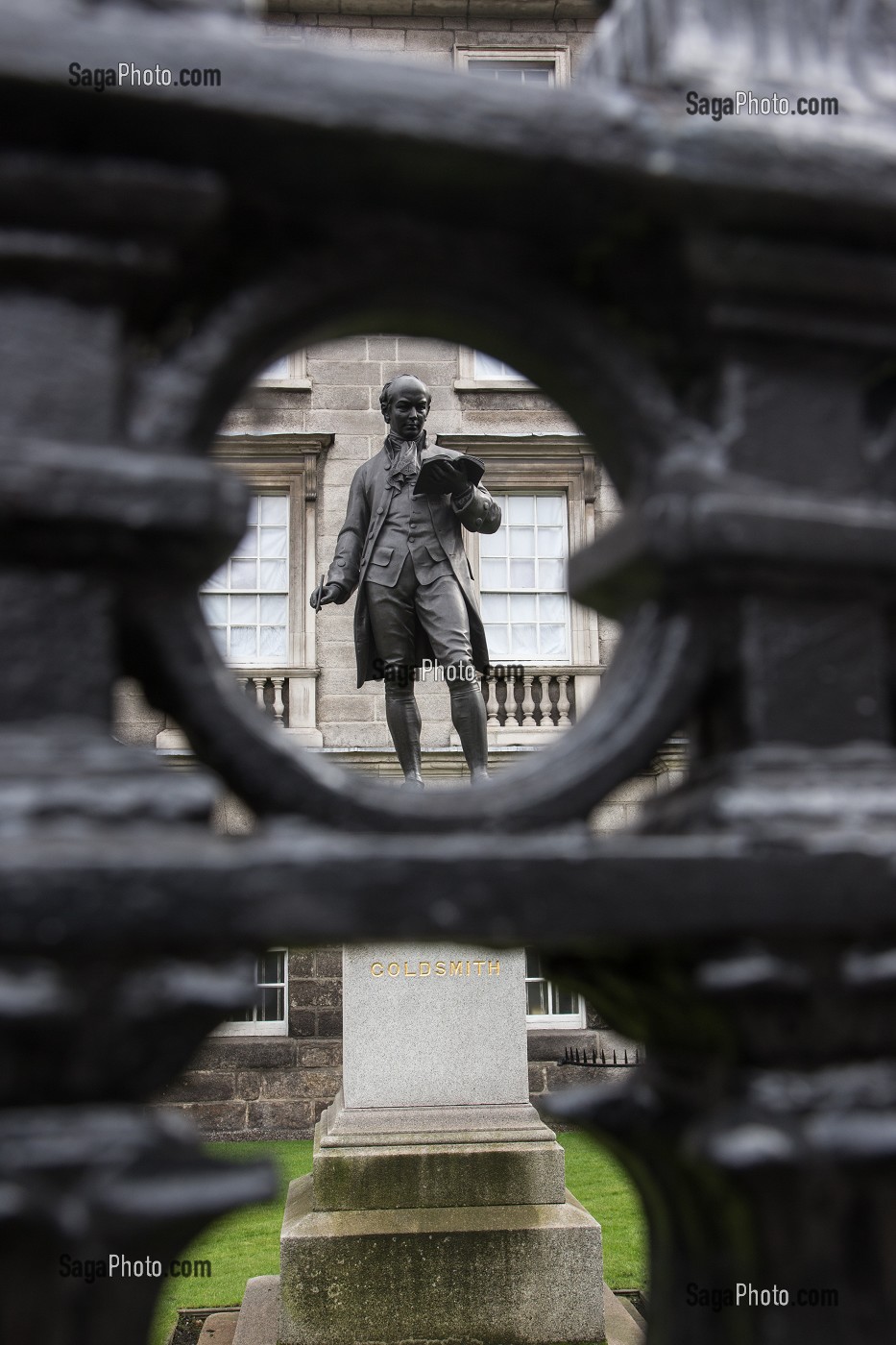 STATUE DE L'ECRIVAIN IRLANDAIS OLIVER GOLDSMITH DEVANT LE TRINITY COLLEGE, COLLEGE STREET, DUBLIN, IRLANDE 