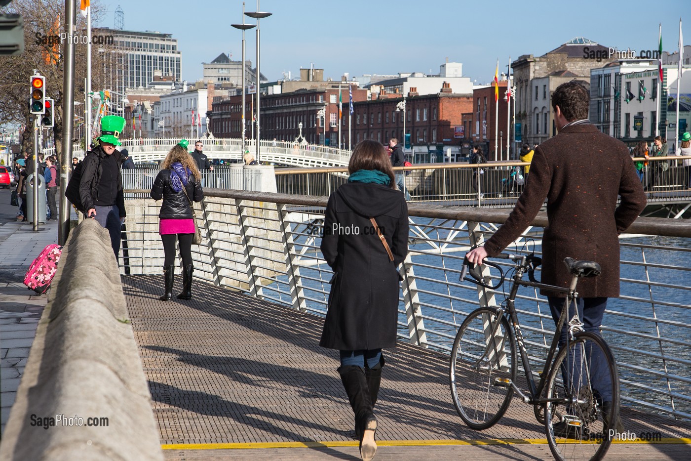 BALADE LE LONG DE LA LIFFEY SUR ORMOND QUAY LOWER DEVANT LE HALF PENNY BRIDGE, DUBLIN, IRLANDE 