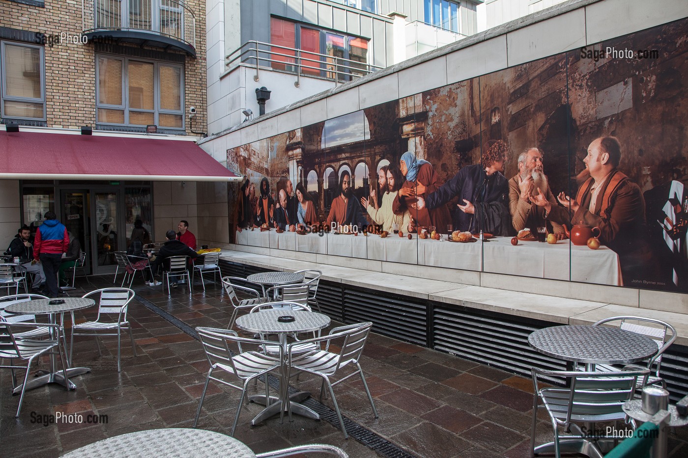 LA CENE REVISITEE DANS UNE RUELLE DU QUARTIER BLOOM, DUBLIN, IRLANDE 