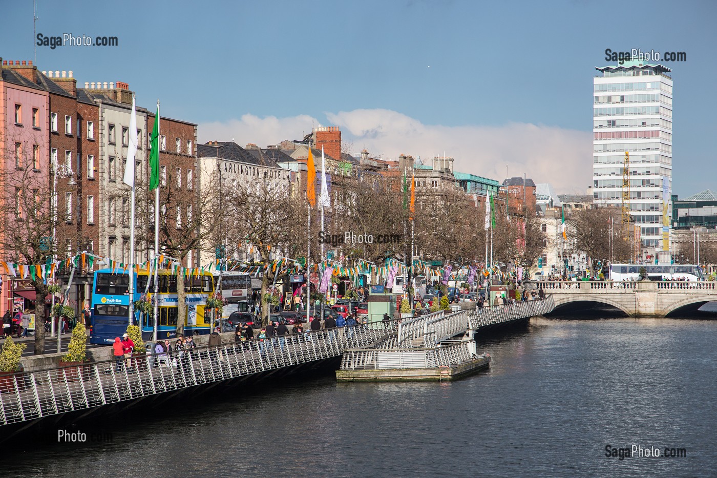 BALADE LE LONG DE LA LIFFEY SUR ORMOND QUAY LOWER, DUBLIN, IRLANDE 