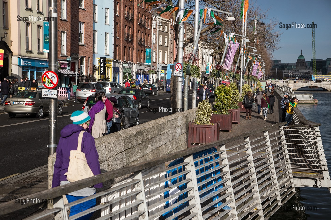 BALADE LE LONG DE LA LIFFEY SUR ORMOND QUAY LOWER, DUBLIN, IRLANDE 