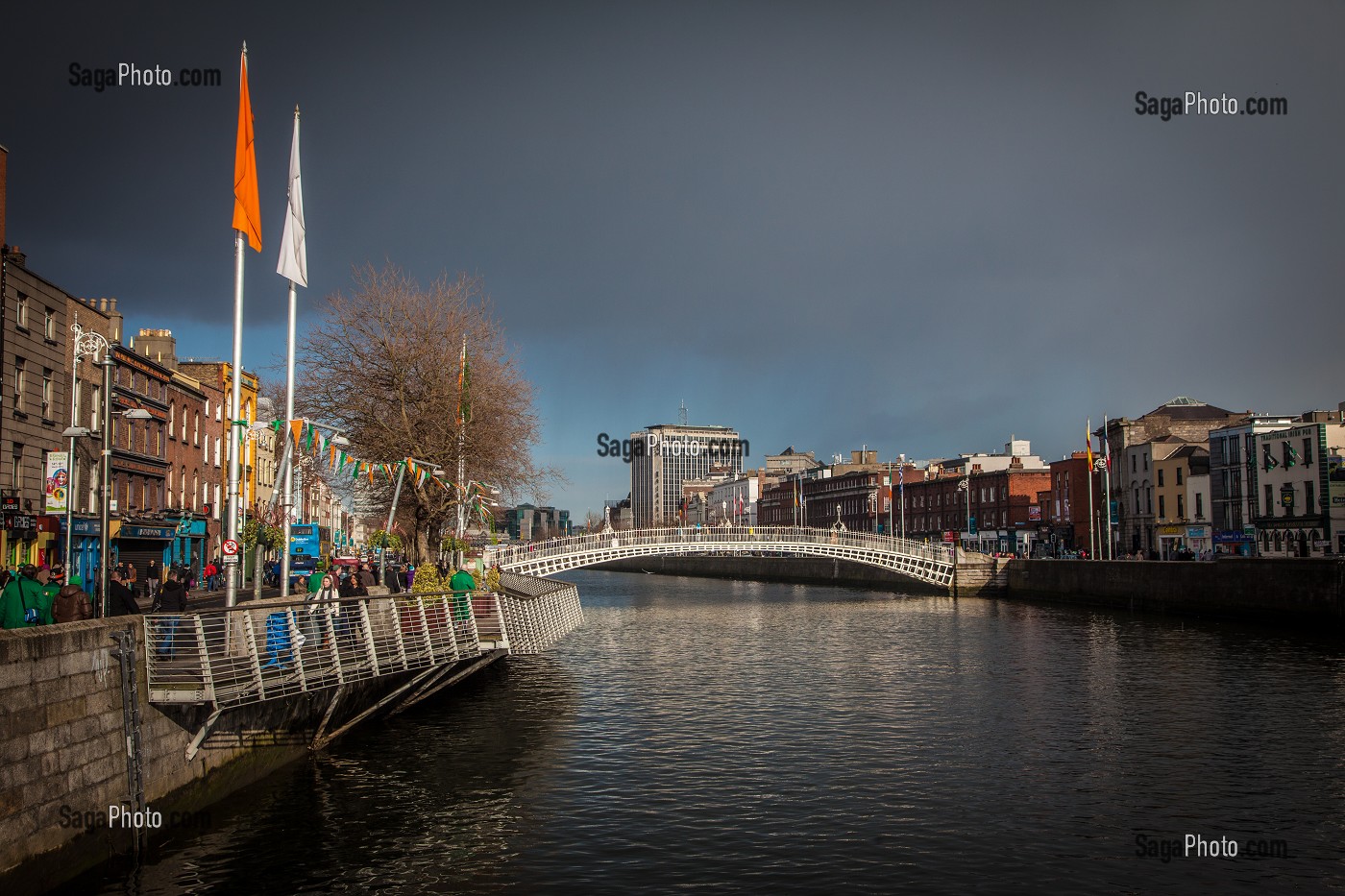 BALADE LE LONG DE LA LIFFEY SUR ORMOND QUAY LOWER DEVANT LE HALF PENNY BRIDGE, DUBLIN, IRLANDE 