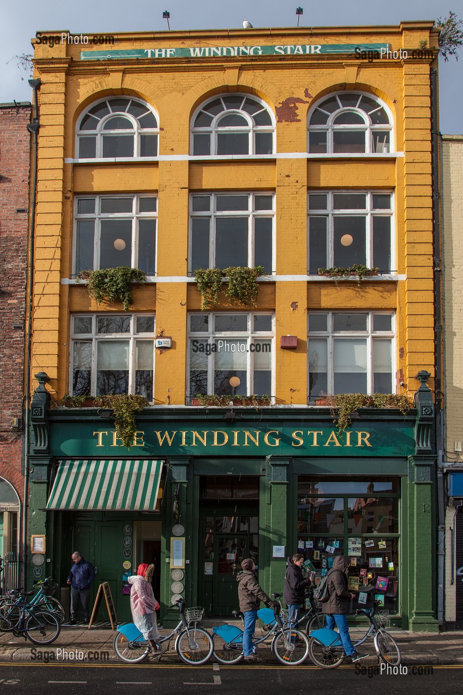 MAGASIN THE WINDING STAIR, FACADE COLORE LE LONG DE LA LIFFEY SUR ORMOND QUAY LOWER, DUBLIN, IRLANDE 