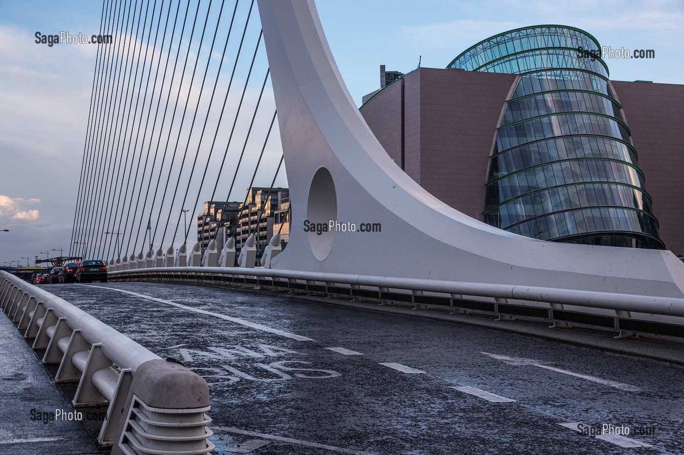 PONT EN FORME DE LYRE SUR LA RIVIERE LIFFEY, SAMUEL BECKETT BRIDGE, NOUVEAU QUARTIER DES DOCKS, DUBLIN, IRLANDE 