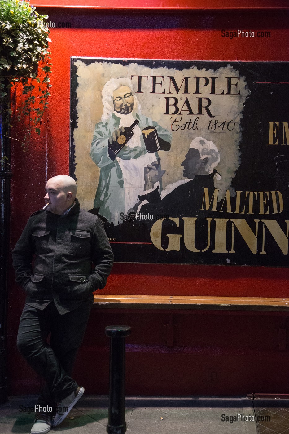 TEMPLE BAR, AMBIANCE FESTIVE DE NUIT SUR TEMPLE LANE SOUTH, DUBLIN, IRLANDE 