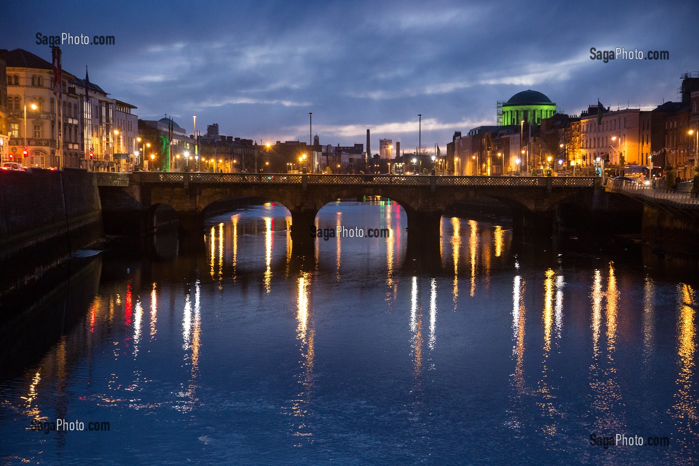 VUE DE NUIT SUR LA RIVIERE LIFFEY ET LE PONT GRATTAN BRIDGE, DUBLIN, IRLANDE 