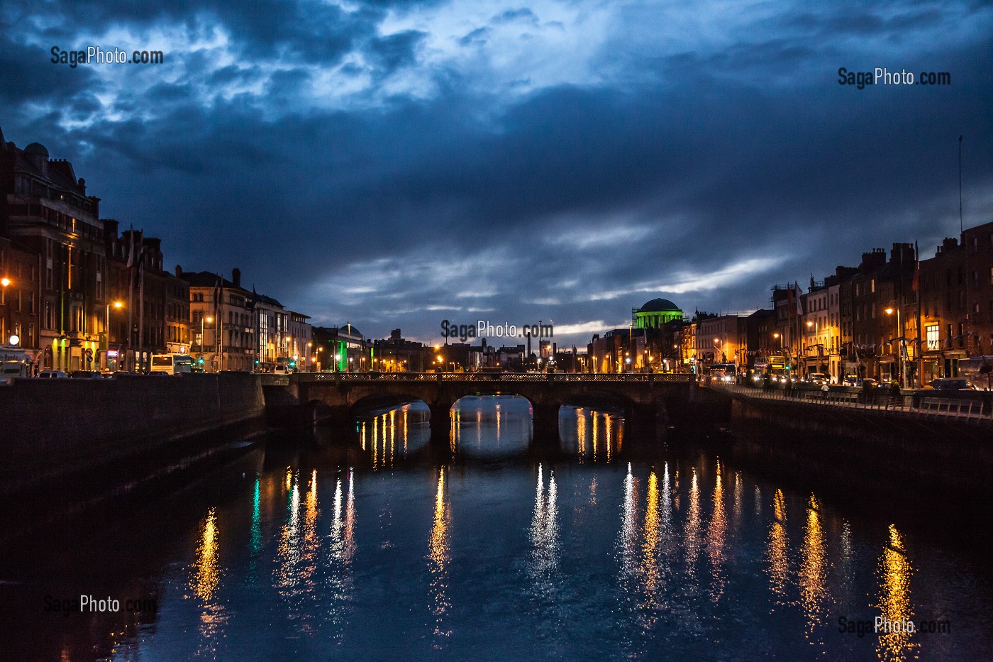 VUE DE NUIT SUR LA RIVIERE LIFFEY ET LE PONT GRATTAN BRIDGE, DUBLIN, IRLANDE 