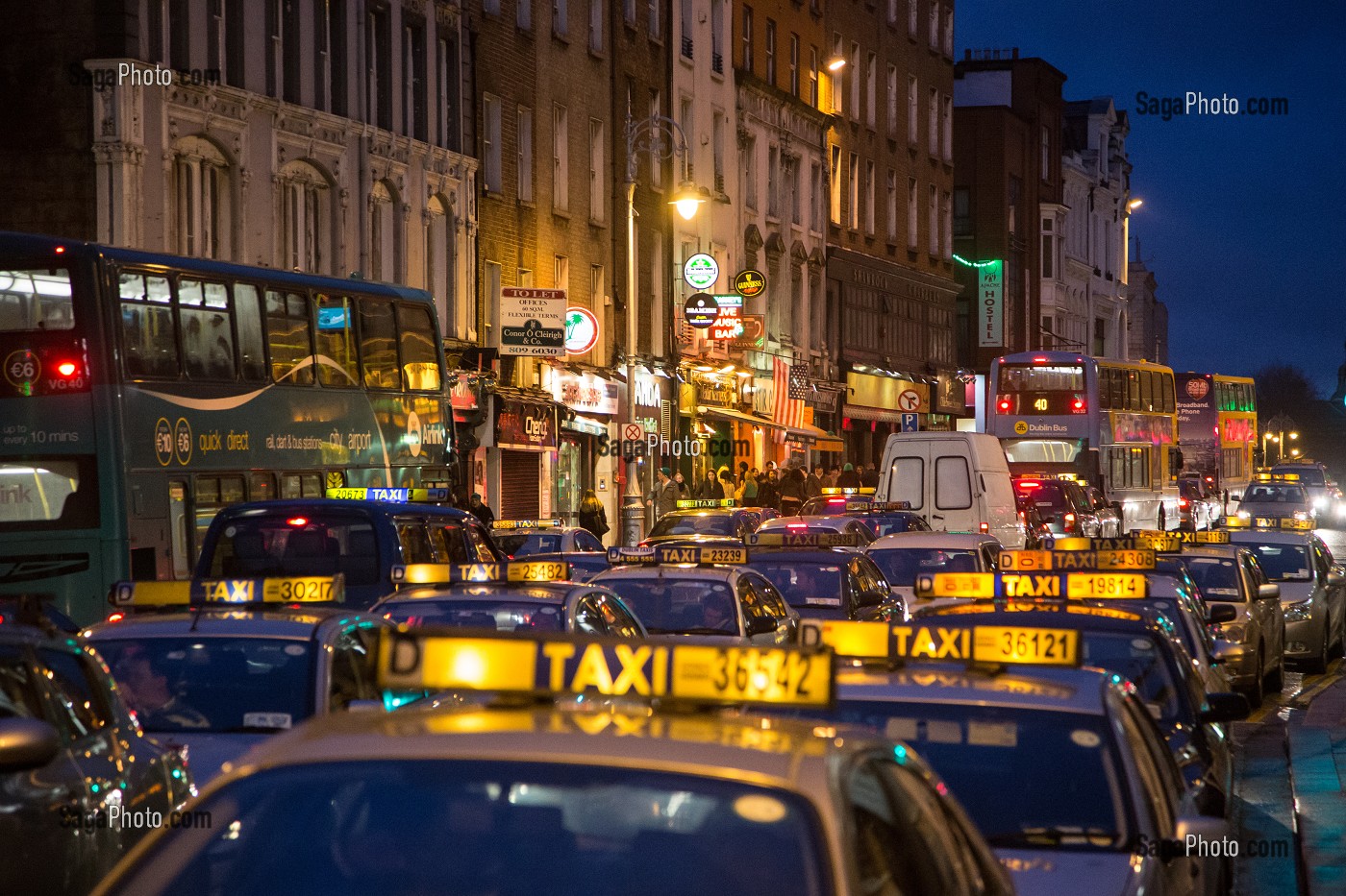 EMBOUTEILLAGE DE TAXIS SUR DAME STREET LA NUIT, DUBLIN, IRLANDE 
