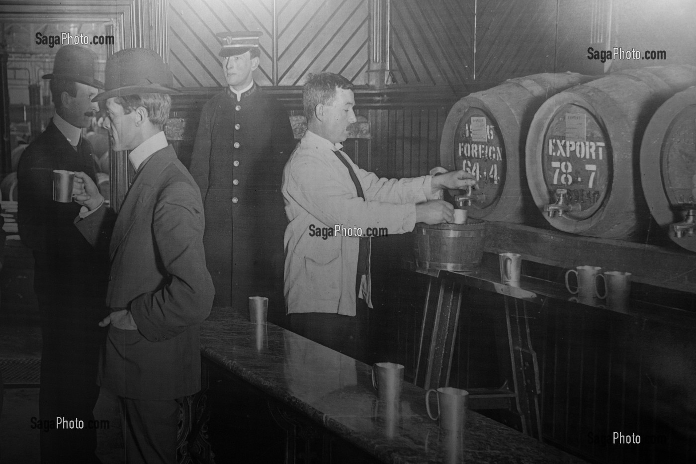 PHOTO D'EPOQUE DE TIRAGE DE LA PRESSION GUINNESS, ANCIENNE BRASSERIE DE BIERE, GUINNESS STOREHOUSE, DUBLIN, IRLANDE 