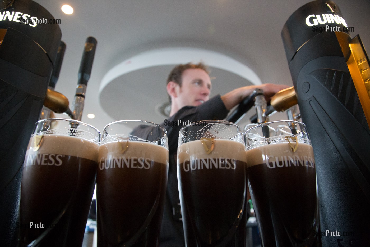 SERVICE DE LA PRESSION BRUNE A L'ANCIENNE BRASSERIE DE BIERE, GUINNESS STOREHOUSE, DUBLIN, IRLANDE 