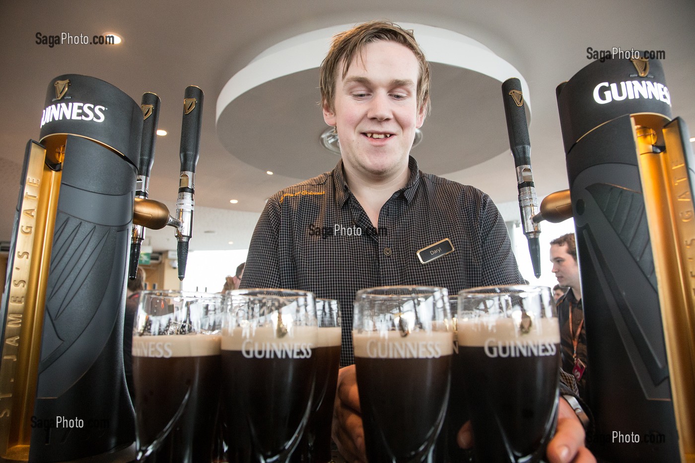 SERVICE DE LA PRESSION BRUNE A L'ANCIENNE BRASSERIE DE BIERE, GUINNESS STOREHOUSE, DUBLIN, IRLANDE 