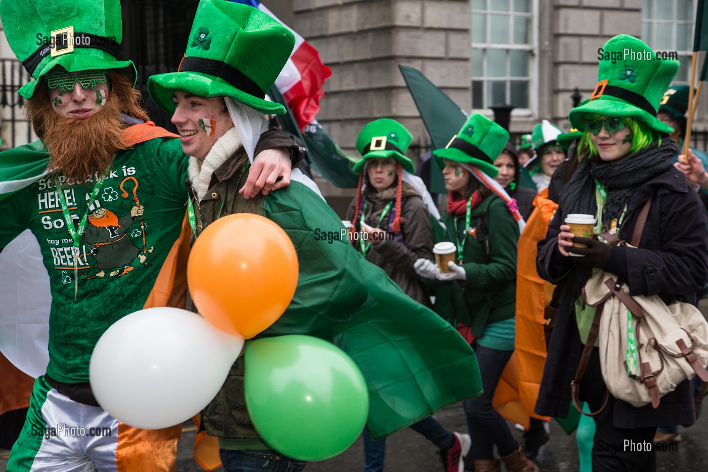 PORTRAITS DE PARTICIPANTS A LA PARADE AUX COULEURS VERTES DU TREFLE IRLANDAIS, FETE DE LA SAINT-PATRICK, SAINT PATRICK’S DAY, DUBLIN, IRLANDE 