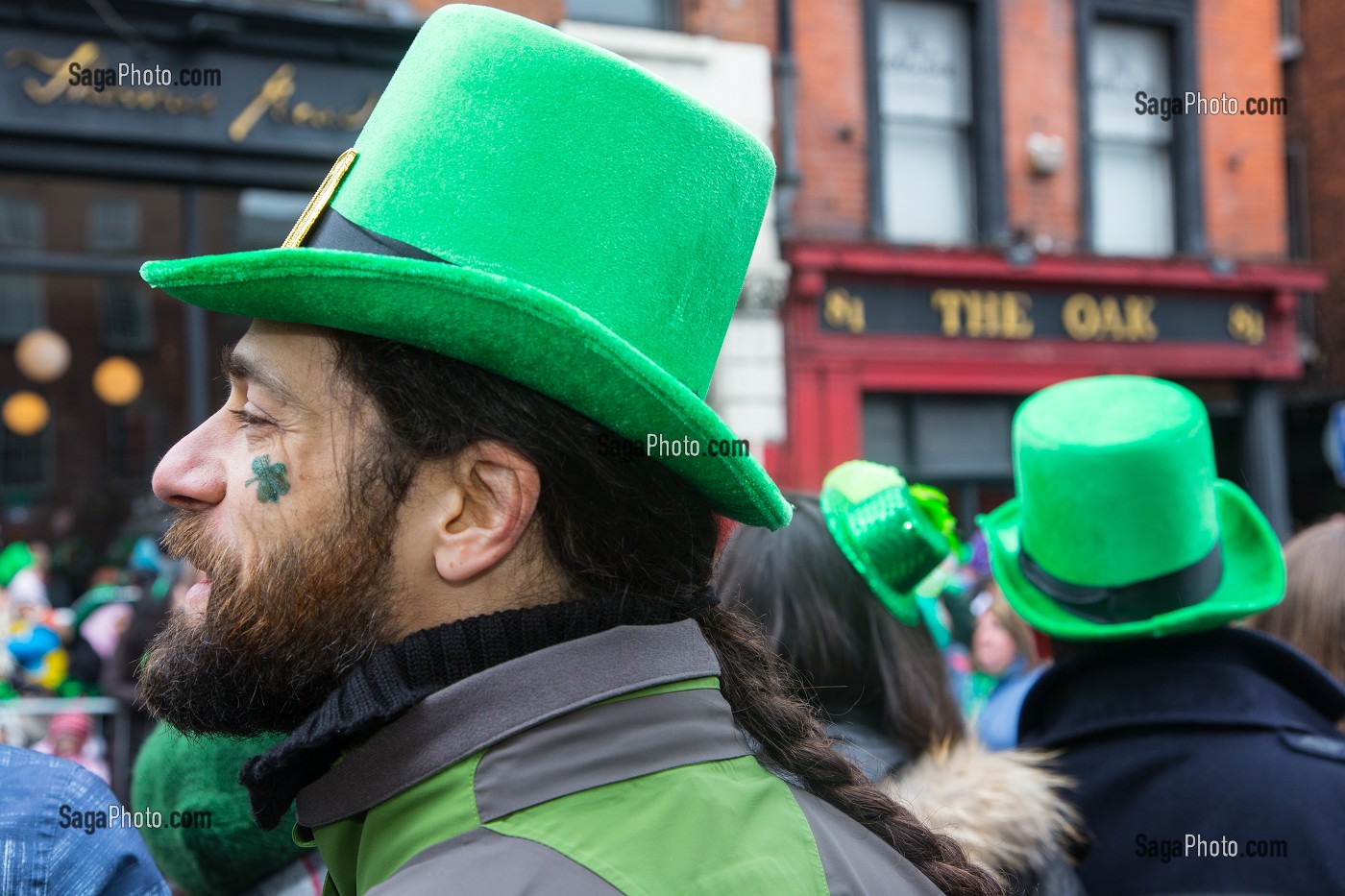 SPECTATEURS AUX COULEURS VERTES DU TREFLE IRLANDAIS, FETE DE LA SAINT-PATRICK, SAINT PATRICK’S DAY, DUBLIN, IRLANDE 