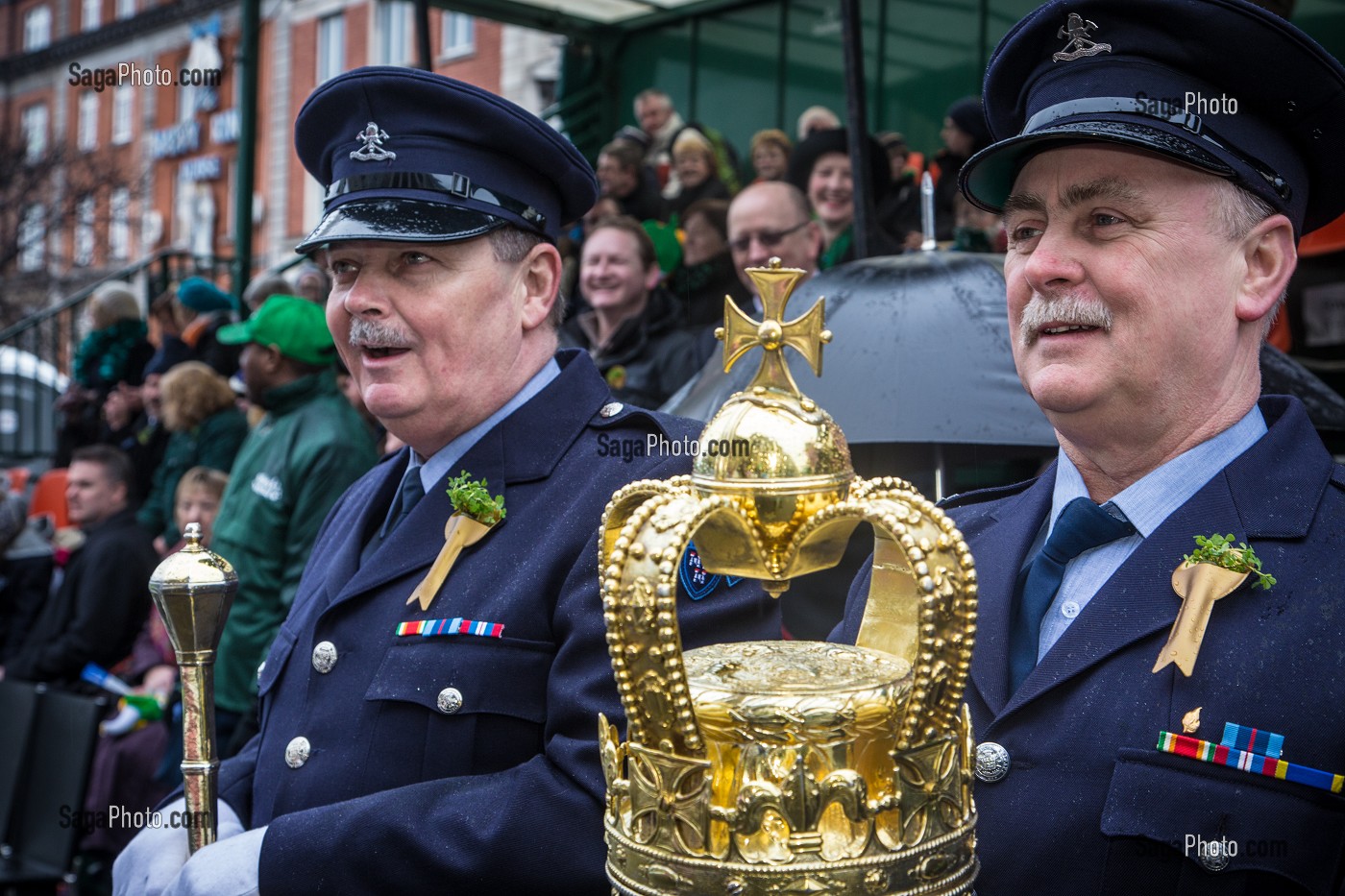POLICIERS EBAHIS DEVANT LA TRIBUNE OFFICIELLE, FETE DE LA SAINT-PATRICK, SAINT PATRICK’S DAY, DUBLIN, IRLANDE 
