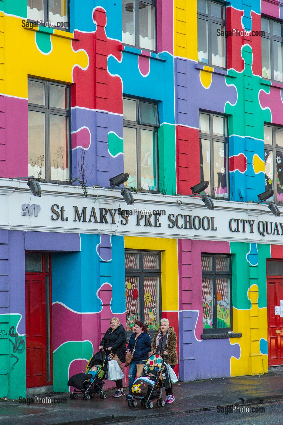 FACADE COLOREE DE L'ECOLE MATERNELLE DE SAINT MARY PRE SCHOOL, CITY QUAY, DUBLIN, IRLANDE 
