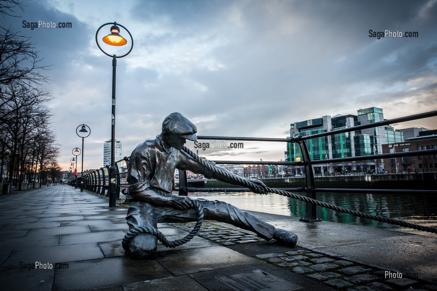 SCULPTURE D'UN MARINIER (THE LINESMAN, 1999 DE DONY MACMANUS), NOUVEAU QUARTIER DES DOCKS SUR LA RIVIERE LIFFEY, CITY QUAY, DUBLIN, IRLANDE 