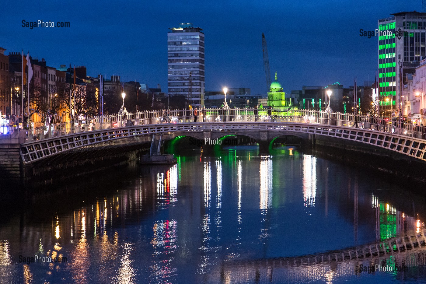 VUE DE NUIT SUR LA RIVIERE LIFFEY ET LE PONT HALF PENNY BRIDGE, DUBLIN, IRLANDE 
